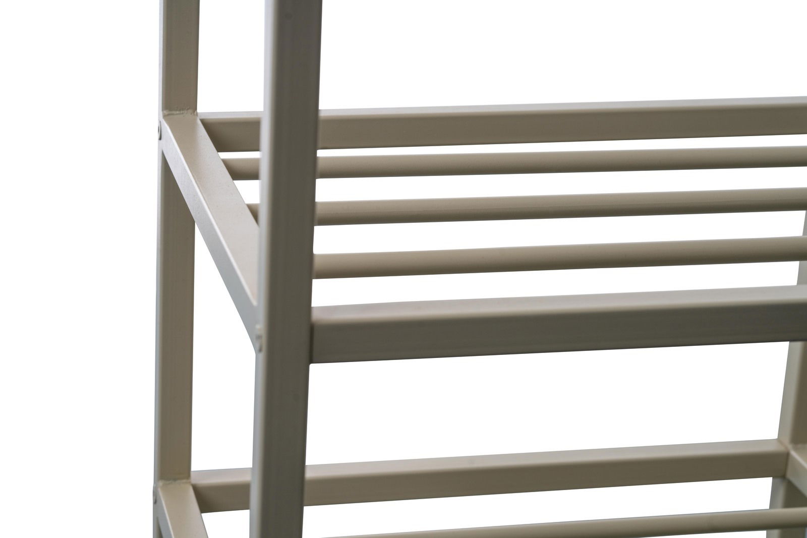 Nahaufnahme eines Garderobenwagens aus Metall mit mehreren horizontalen Stangen, seitliche Perspektive.