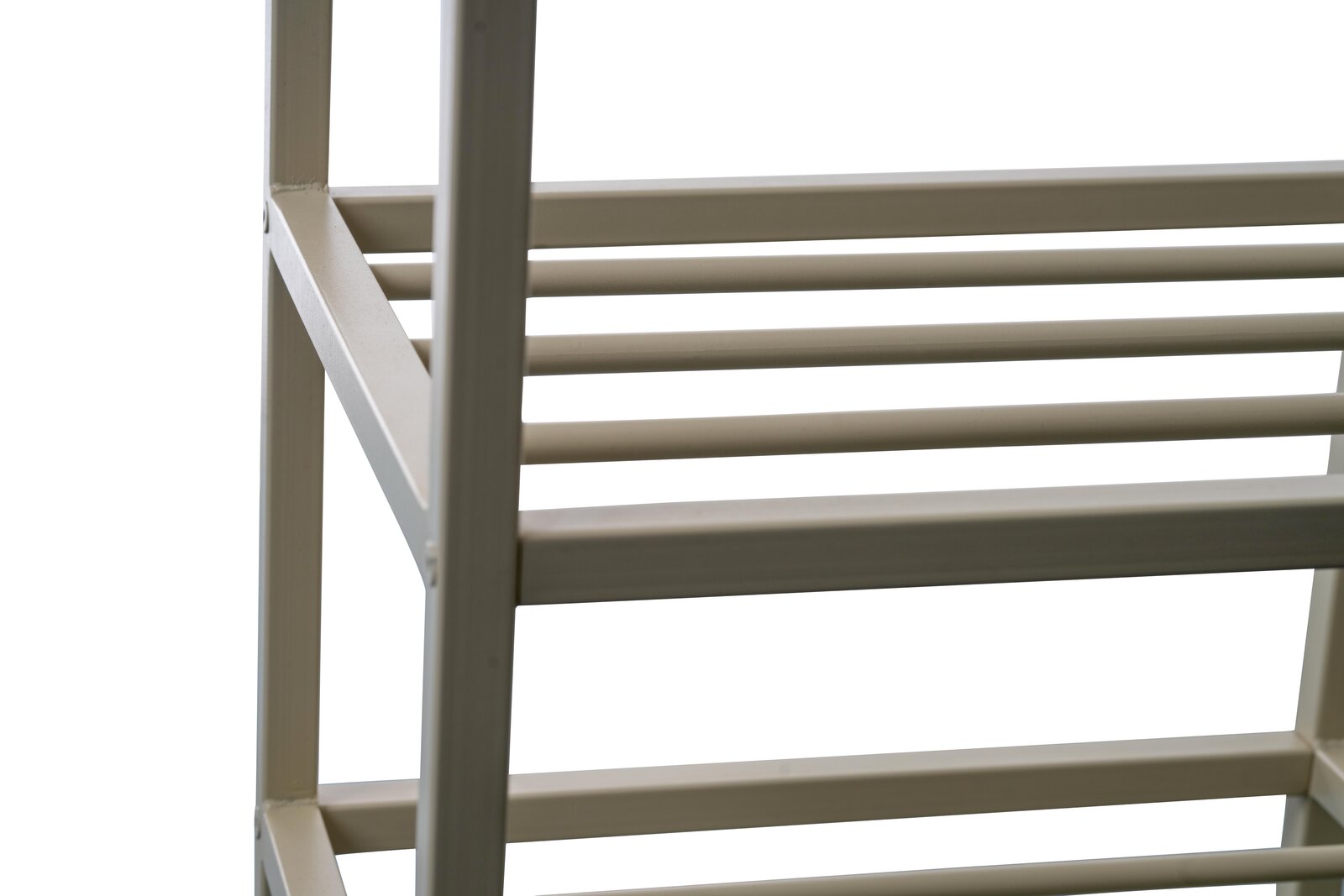 Nahaufnahme eines Garderobenwagens aus Metall mit mehreren horizontalen Stangen, seitliche Perspektive.