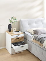 Rollcontainer Voleo Rollcontainer GLENN in einem modernen Schlafzimmer, seitliche Perspektive, mit geöffneter Schublade und Dekoration auf der Oberseite.