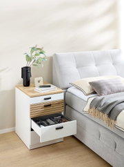 Rollcontainer Voleo Rollcontainer GLENN in einem modernen Schlafzimmer, seitliche Perspektive, mit geöffneter Schublade und Dekoration auf der Oberseite.