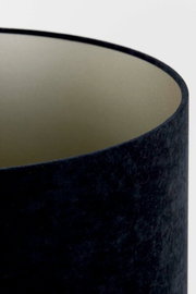 Nahaufnahme eines schwarzen Lampenschirms mit samtiger Textur, seitliche Perspektive.