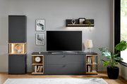 Frontale Ansicht eines modernen, dunkelgrauen TV-Lowboards mit offenen Regalfächern an den Seiten, dekoriert mit Büchern und einer Uhr, in einem stilvoll eingerichteten Wohnzimmer.