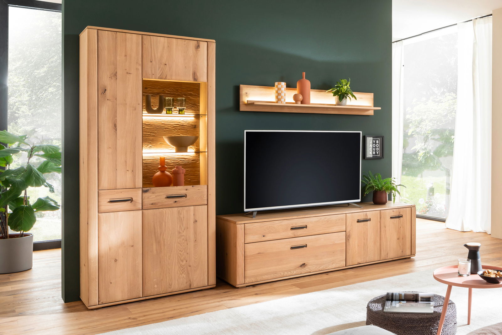Moderne Wandkombination aus Holz mit Vitrine, TV-Schrank und Regal, frontal betrachtet.