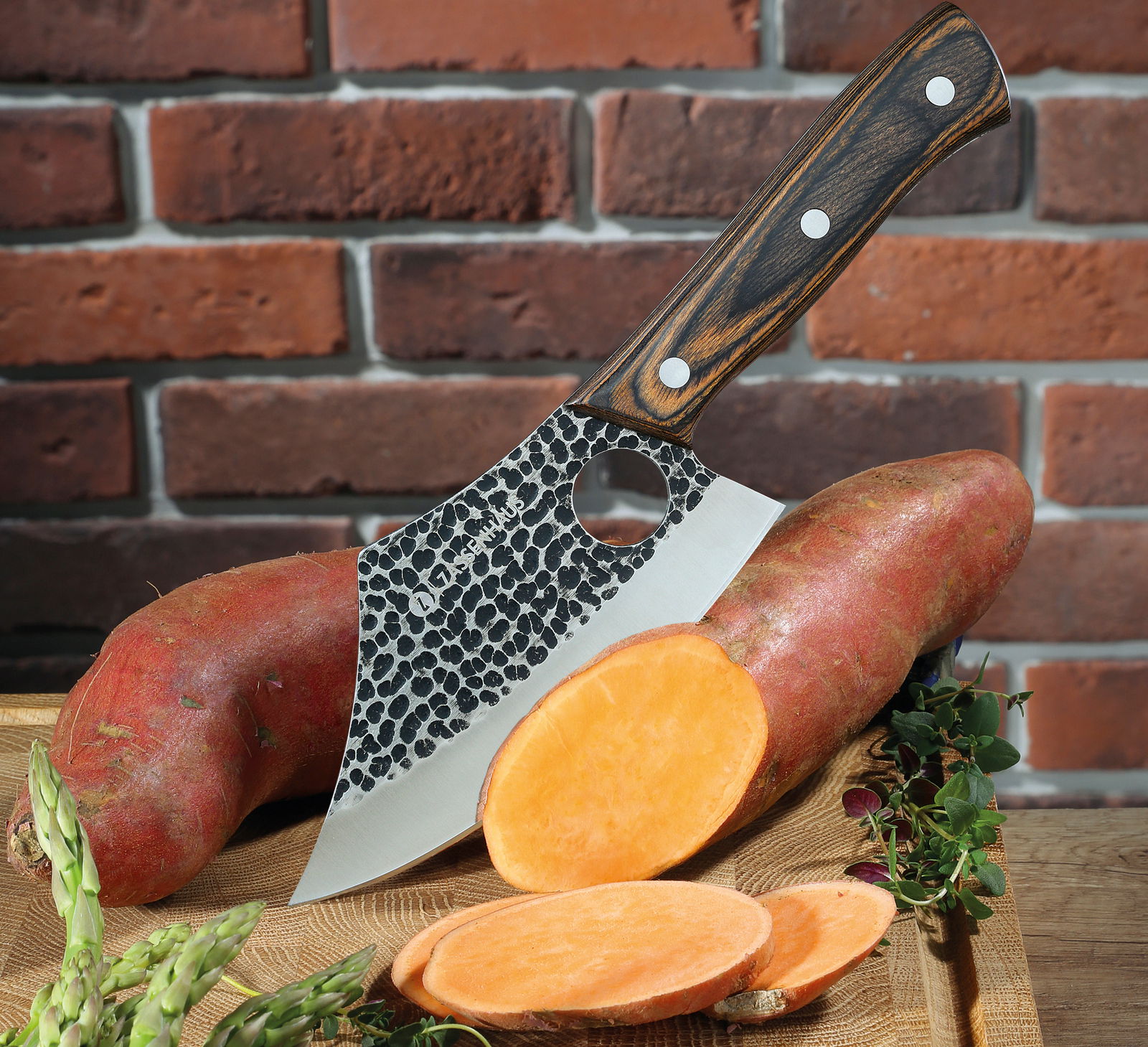 Kochmesser FARMER 14 cm mit gehämmertem Klingenmuster und Holzgriff, aufgeschnittene Süßkartoffel und Spargel auf Holzbrett, seitliche Perspektive