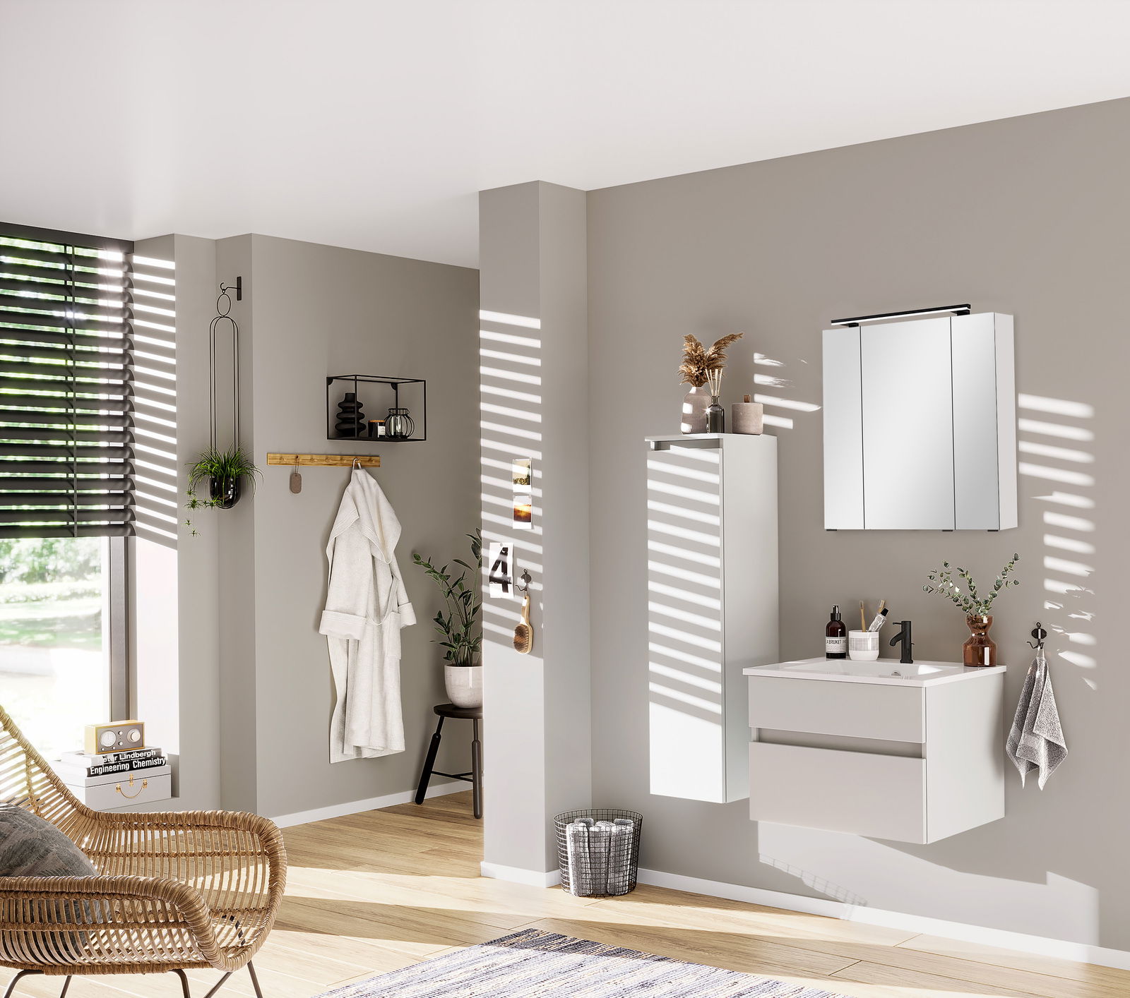 Novel Mittelschrank links NV.210 Moderner Badezimmer-Mittelschrank in Weiß, links an der Wand montiert, mit dekorativen Elementen darauf, seitliche Perspektive.