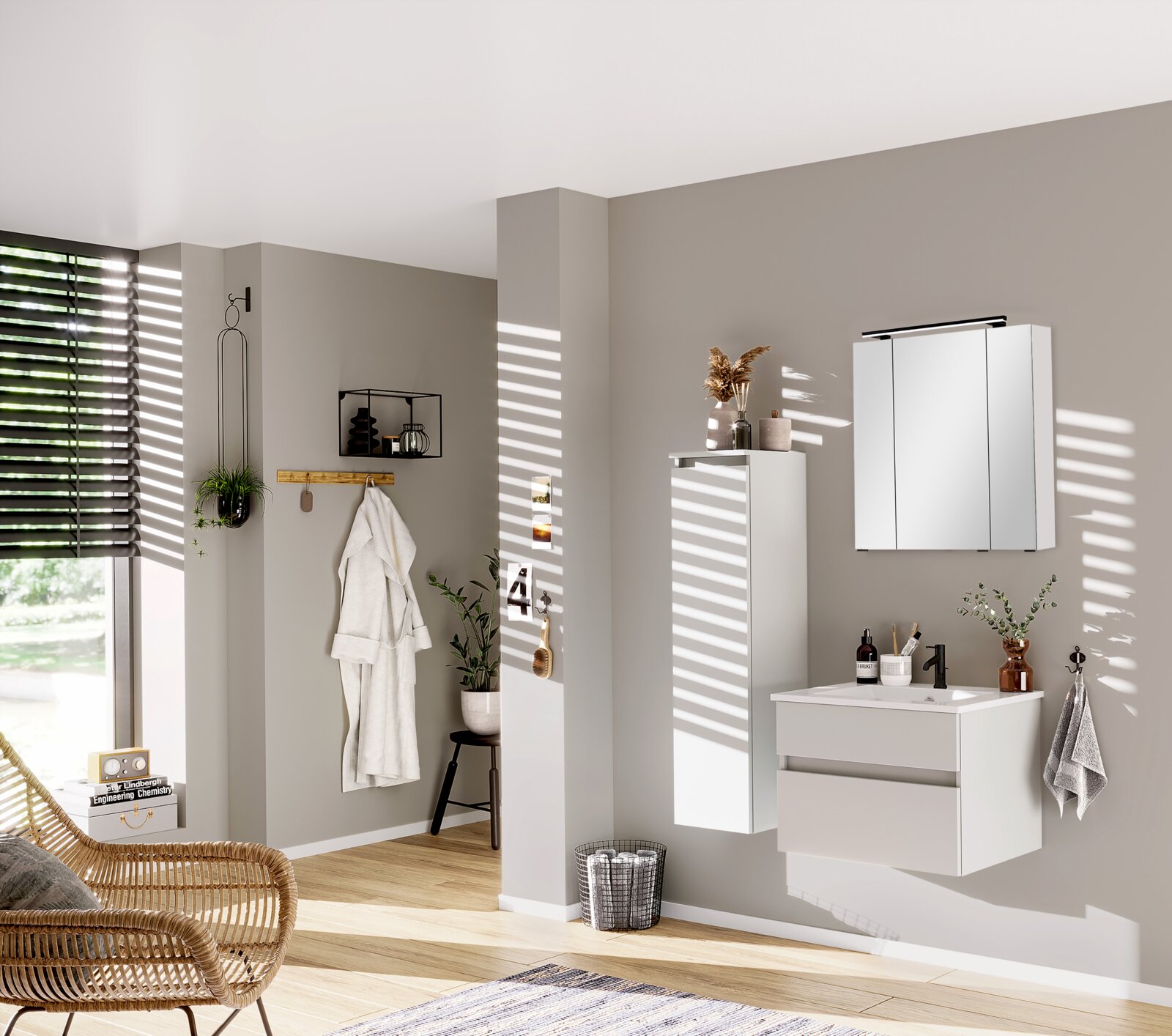 Moderner Badezimmer-Mittelschrank in Weiß, links an der Wand montiert, mit dekorativen Elementen darauf, seitliche Perspektive.