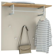 Garderobenpaneel mit Holzablage, Kleiderstange und Haken, frontal betrachtet. Inklusive aufgehängtem Streifenpullover und Handtasche.