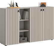 Modernes Sideboard in Beige/Grau mit vertikal gerillten Fronten, drei Türen und offenem Mittelregal mit Büchern und Stoffbox, auf der Deckplatte Deko und Briefhalter; Ansicht schräg von vorne