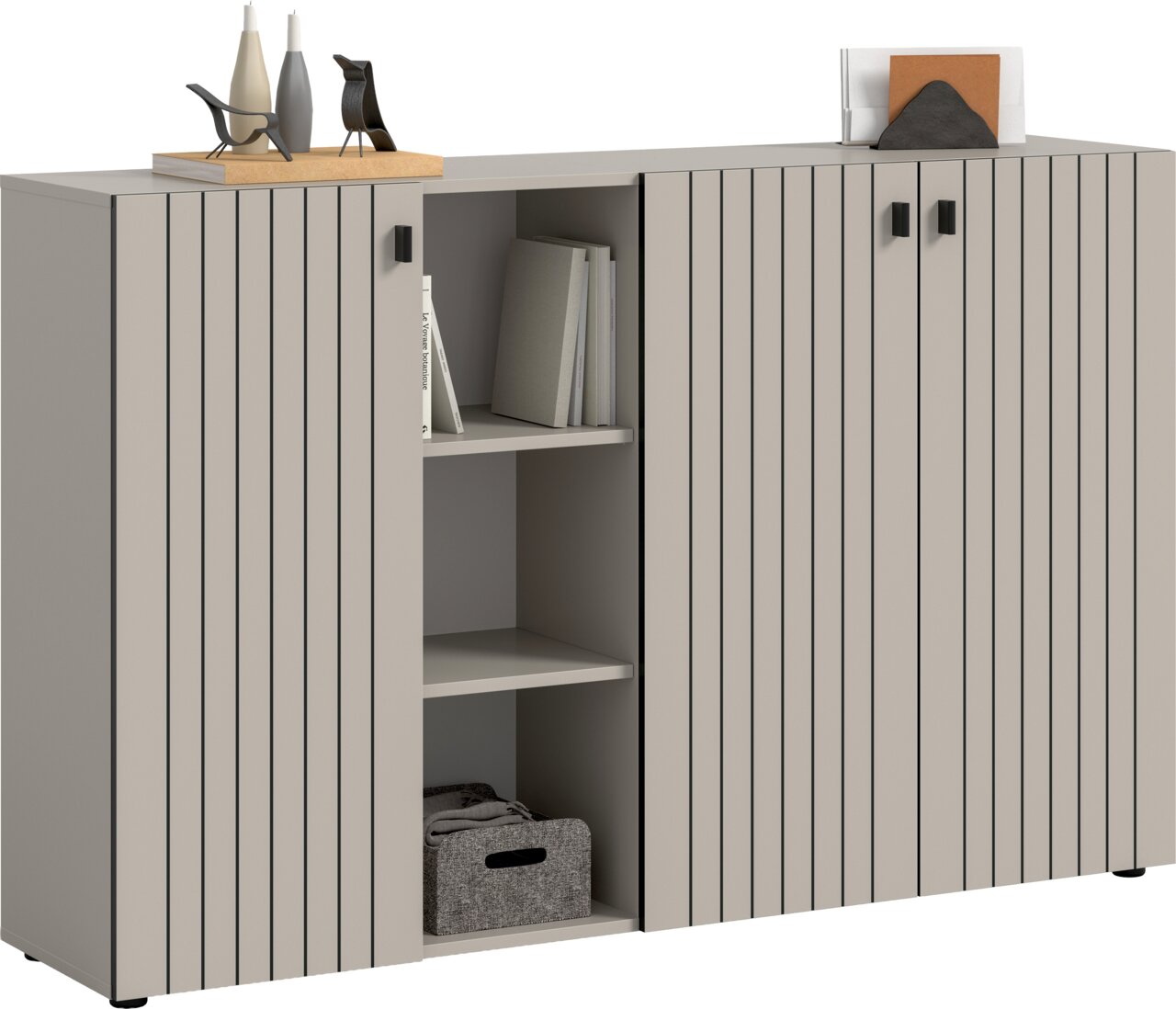 MID.YOU Schuhkommode STATION Modernes Sideboard in Beige/Grau mit vertikal gerillten Fronten, drei Türen und offenem Mittelregal mit Büchern und Stoffbox, auf der Deckplatte Deko und Briefhalter; Ansicht schräg von vorne
