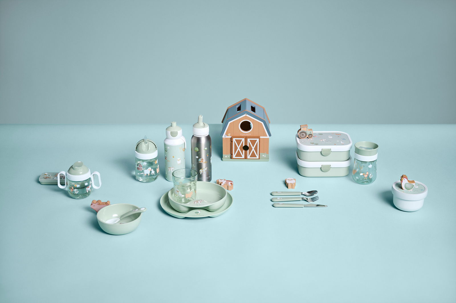 Lunchset Campus Little Farm mit verschiedenen Behältern und Besteck, abgebildet aus einer frontalen Perspektive.