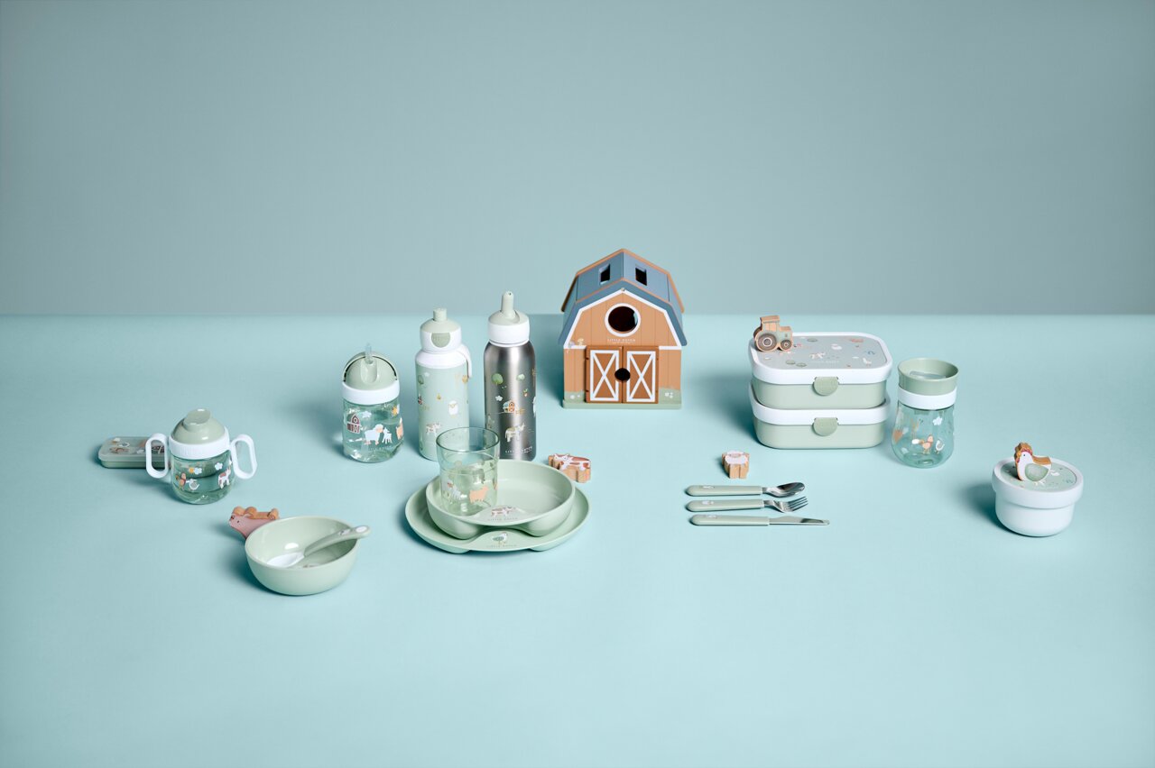 Lunchset Campus Little Farm mit verschiedenen Behältern und Besteck, abgebildet aus einer frontalen Perspektive.