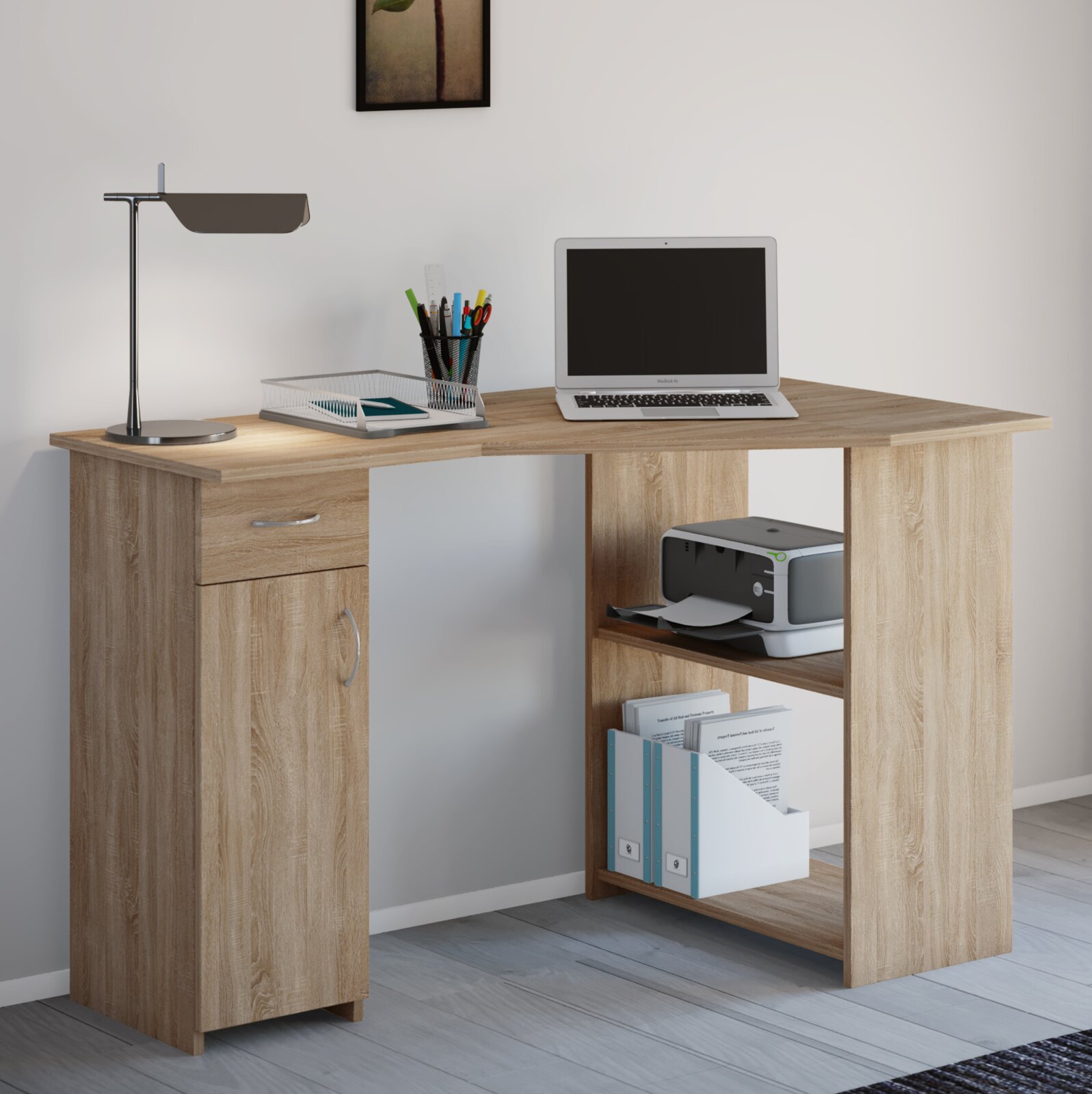 Moderner Schreibtisch in heller Eichenoptik mit Schublade, Türfach und offenen Regalen, darauf Laptop und Schreibtischlampe, in leichter Seitenansicht von vorn links