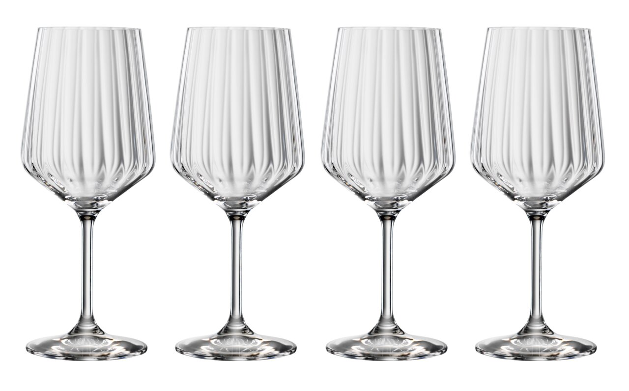 Vier elegante Rotweingläser im Lifestyle-Design, frontal abgebildet.