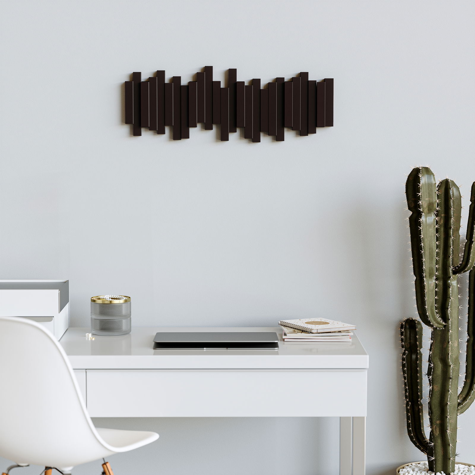 Moderne Wandgarderobe in dunklem Holzdesign, horizontal an einer hellen Wand über einem Schreibtisch mit Kaktus und Büromaterialien angebracht, seitliche Perspektive.