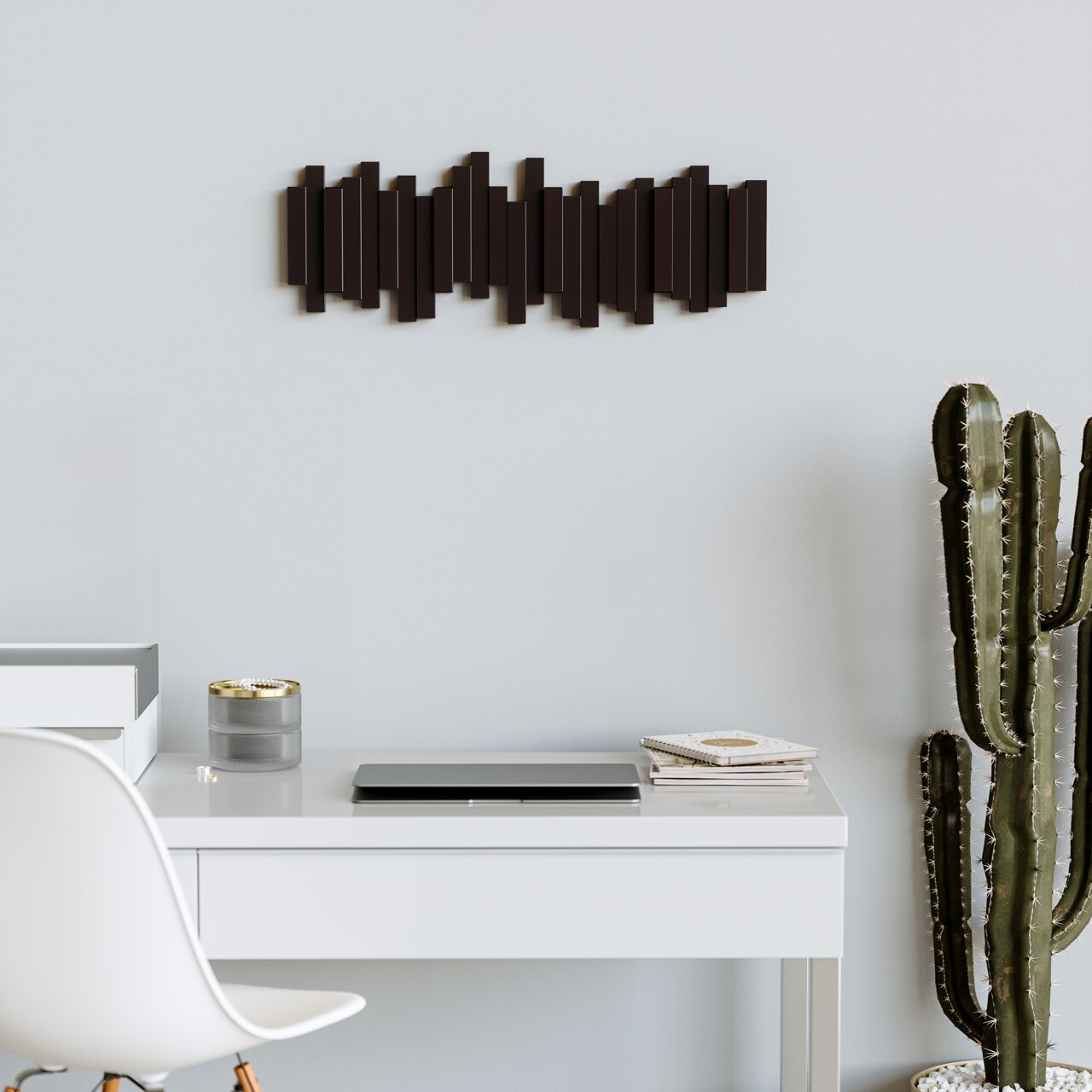 Moderne Wandgarderobe in dunklem Holzdesign, horizontal an einer hellen Wand über einem Schreibtisch mit Kaktus und Büromaterialien angebracht, seitliche Perspektive.