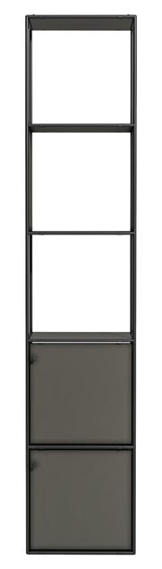 Frontale Ansicht eines schwarzen Aktenregals mit mehreren offenen Fächern und zwei geschlossenen Schranktüren unten.