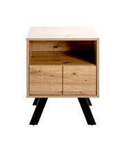 Holz-Nachttisch/Beistellschrank in Eichenoptik mit offenem Fach und zwei Türen auf schwarzen, schrägen Metallbeinen, frontale Ansicht