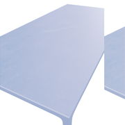 Moderner Gartentisch mit dunkler, glatter Oberfläche, seitliche Perspektive