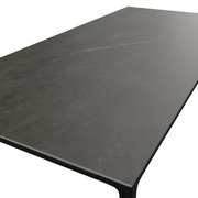 Moderner Gartentisch mit dunkler, glatter Oberfläche, seitliche Perspektive