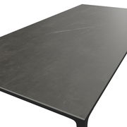 Moderner Gartentisch mit dunkler, glatter Oberfläche, seitliche Perspektive