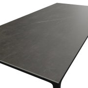 Moderne tuintafel met een donker, glad oppervlak, zijaanzicht