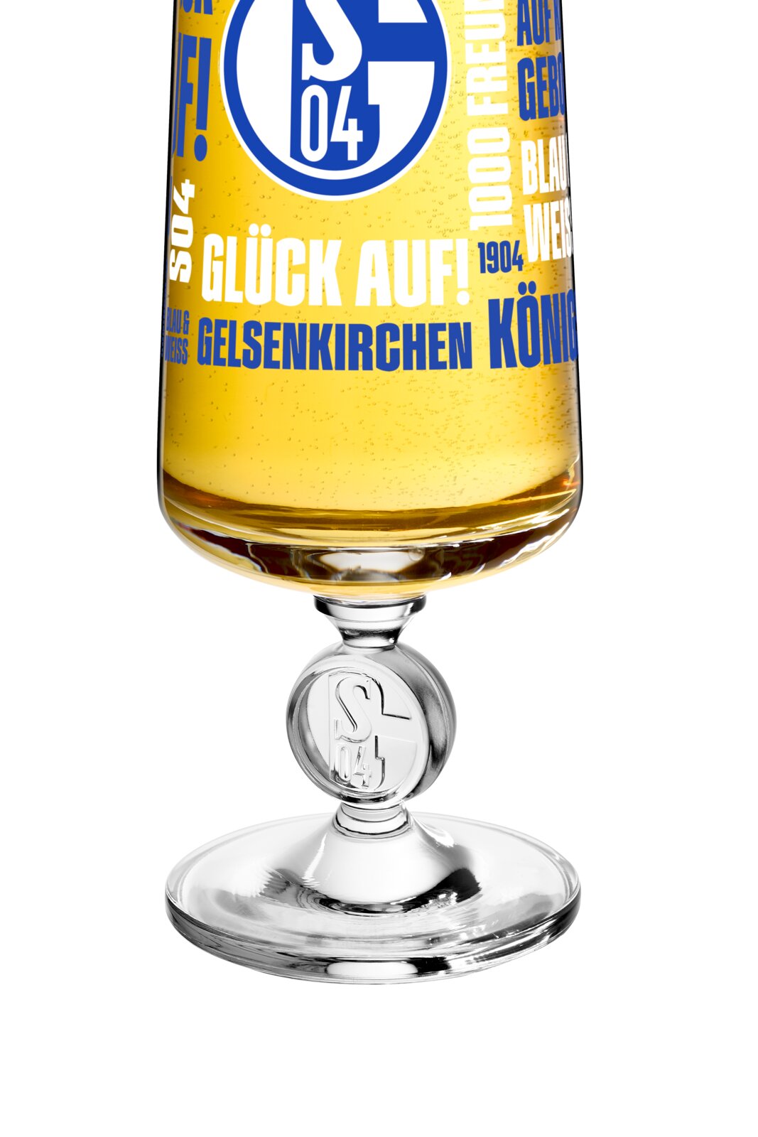 Nahaufnahme aus frontaler Perspektive: mit goldenem Bier gefülltes FC-Schalke-04-Glas mit blau-weißem Schriftzug und dekorativem S04-Emblem im Glasstiel.
