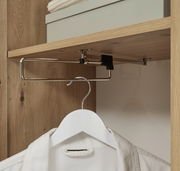 Kleiderbügel in einem Garderobenschrank, seitliche Perspektive
