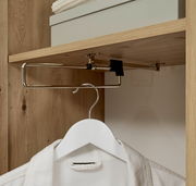 Kleiderbügel in einem Garderobenschrank, seitliche Perspektive