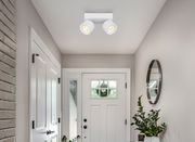 LED Strahler an der Decke eines modernen Flurs, von unten betrachtet.