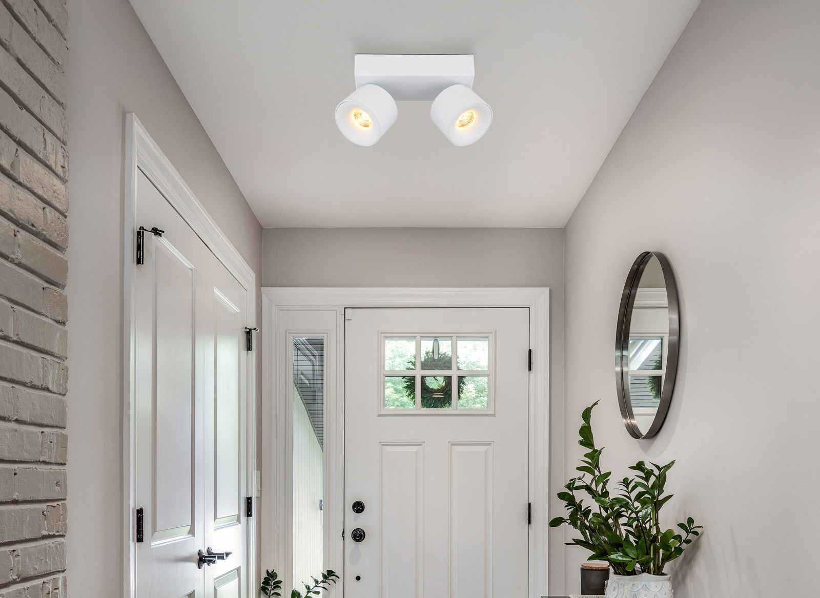 LED Strahler an der Decke eines modernen Flurs, von unten betrachtet.