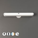 Unterbauleuchte MAGNETICFHL easy in weißer Farbe, horizontal an der Wand montiert, mit USB-Anschluss und Touch-Bedienung, von vorne betrachtet.