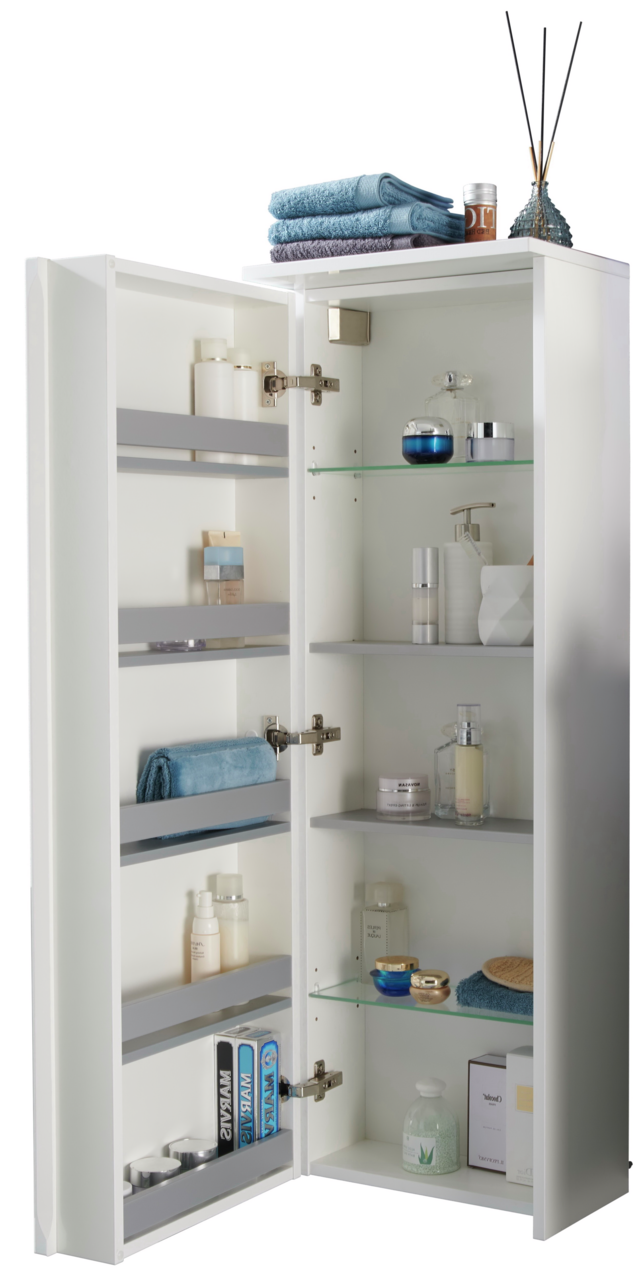 Voleo Kofferschrank links LARA Geöffneter Kofferschrank links mit mehreren Regalen, gefüllt mit Handtüchern, Pflegeprodukten und Dekorationen, aus einer leicht seitlichen Perspektive fotografiert.