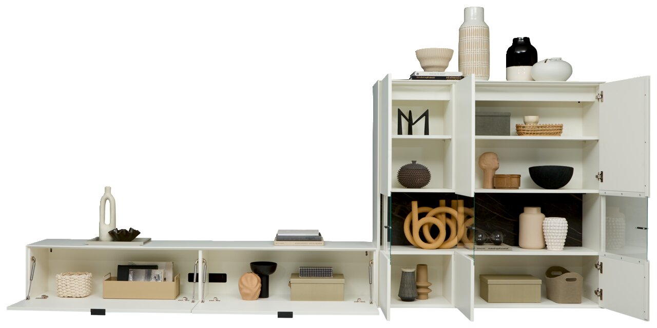 Moderne Wandkombination in Weiß mit offenen und geschlossenen Fächern, dekoriert mit Vasen und Skulpturen, frontal betrachtet.