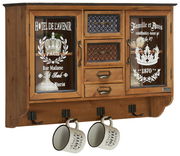 Hängevitrine aus Holz mit zwei Glastüren, drei Schubladen und Haken für Tassen, frontal abgebildet.