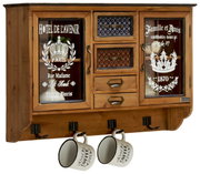 Hängevitrine aus Holz mit zwei Glastüren, drei Schubladen und Haken für Tassen, frontal abgebildet.