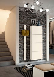 Moderne Garderobeneinrichtung mit Hängeschuhschrank und Hakenleiste vor einer Steinwand, seitliche Perspektive