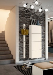 Moderne garderobe-inrichting met hangende schoenenkast en hakenrail voor een stenen muur, zijaanzicht