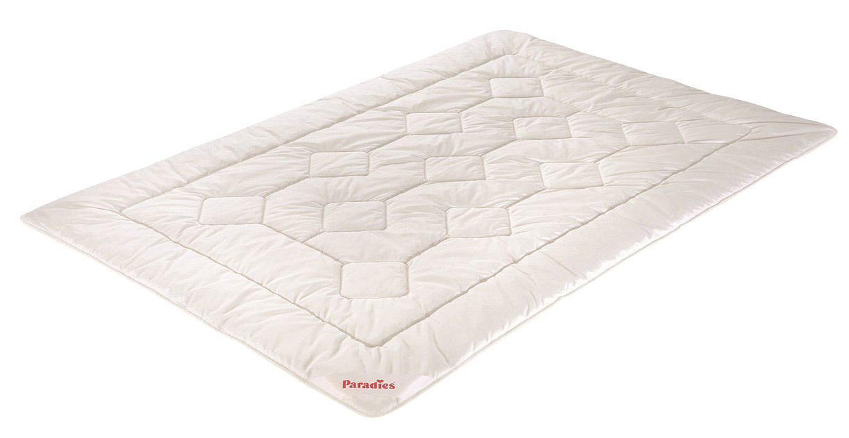 Paradies Sommerbettdecke ANELA BIO Sommerbettdecke in Draufsicht mit gestepptem Muster und Markenlogo in der Ecke