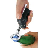 Hebelkorkenzieher C&M in der Hand gehalten, öffnet eine Flasche aus der Vogelperspektive.