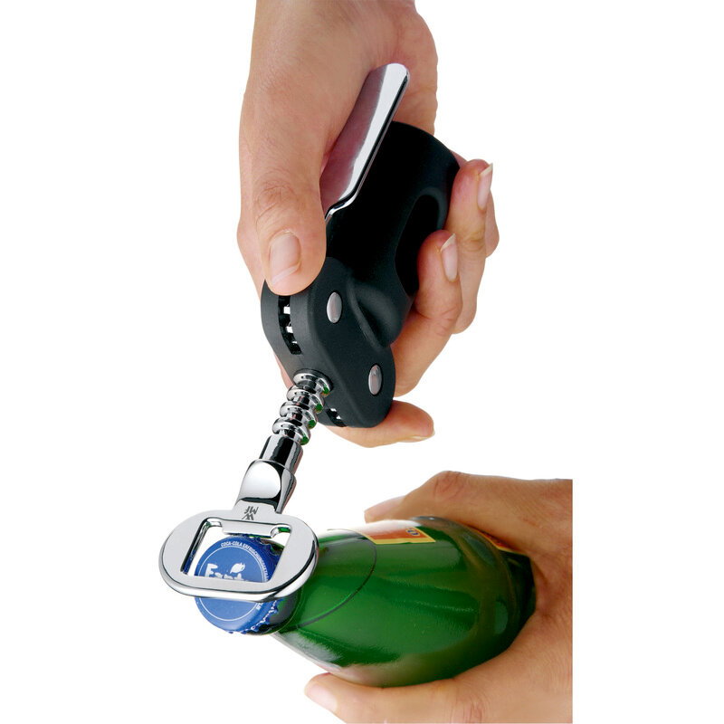 WMF Korkenzieher Hebelkorkenzieher C&M in der Hand gehalten, öffnet eine Flasche aus der Vogelperspektive.
