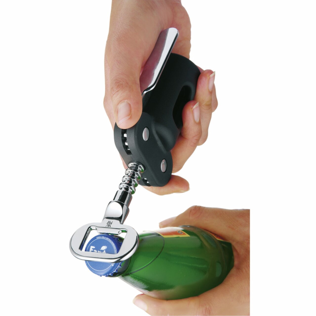 WMF Korkenzieher Hebelkorkenzieher C&M in der Hand gehalten, öffnet eine Flasche aus der Vogelperspektive.