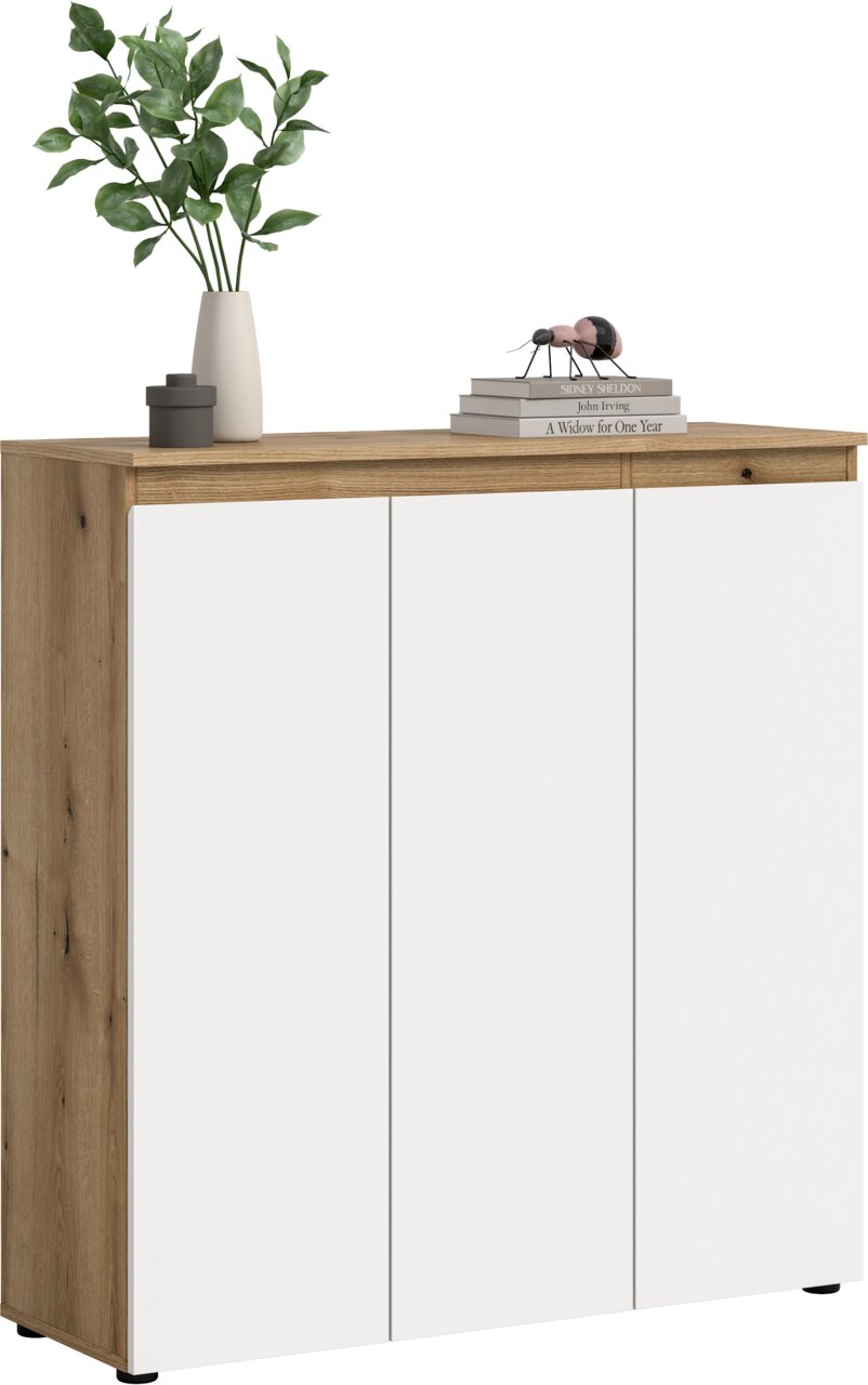 Moderne Kommode/Sideboard mit Holzoptik-Korpus und weißer Front, drei Türen, auf weißem Hintergrund, in frontaler Perspektive mit leichter Ansicht von links; oben Dekoration mit Vase und Büchern.