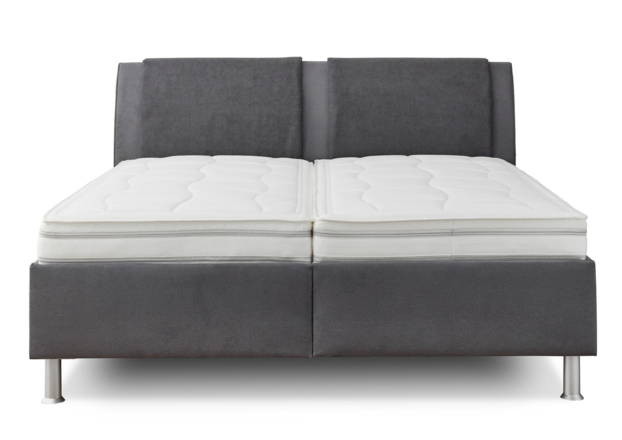 Frontale Ansicht eines grauen Polsterbetts mit weißer Matratze und silbernen Beinen.