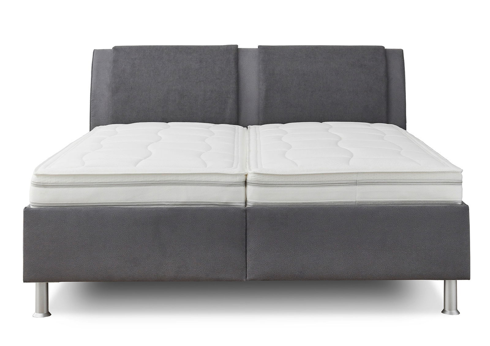 Frontale Ansicht eines grauen Polsterbetts mit weißer Matratze und silbernen Beinen.