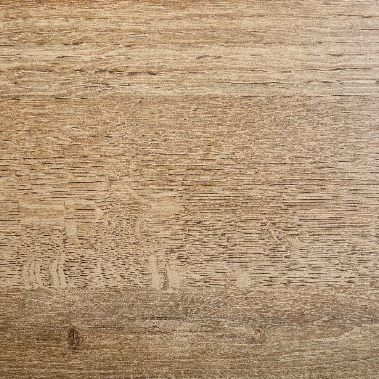 Holzoberfläche in Nahaufnahme, zeigt die natürliche Maserung und Textur des Holzes.