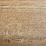 Holzoberfläche in Nahaufnahme, zeigt die natürliche Maserung und Textur des Holzes.