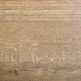 Holzoberfläche in Nahaufnahme, zeigt die natürliche Maserung und Textur des Holzes.