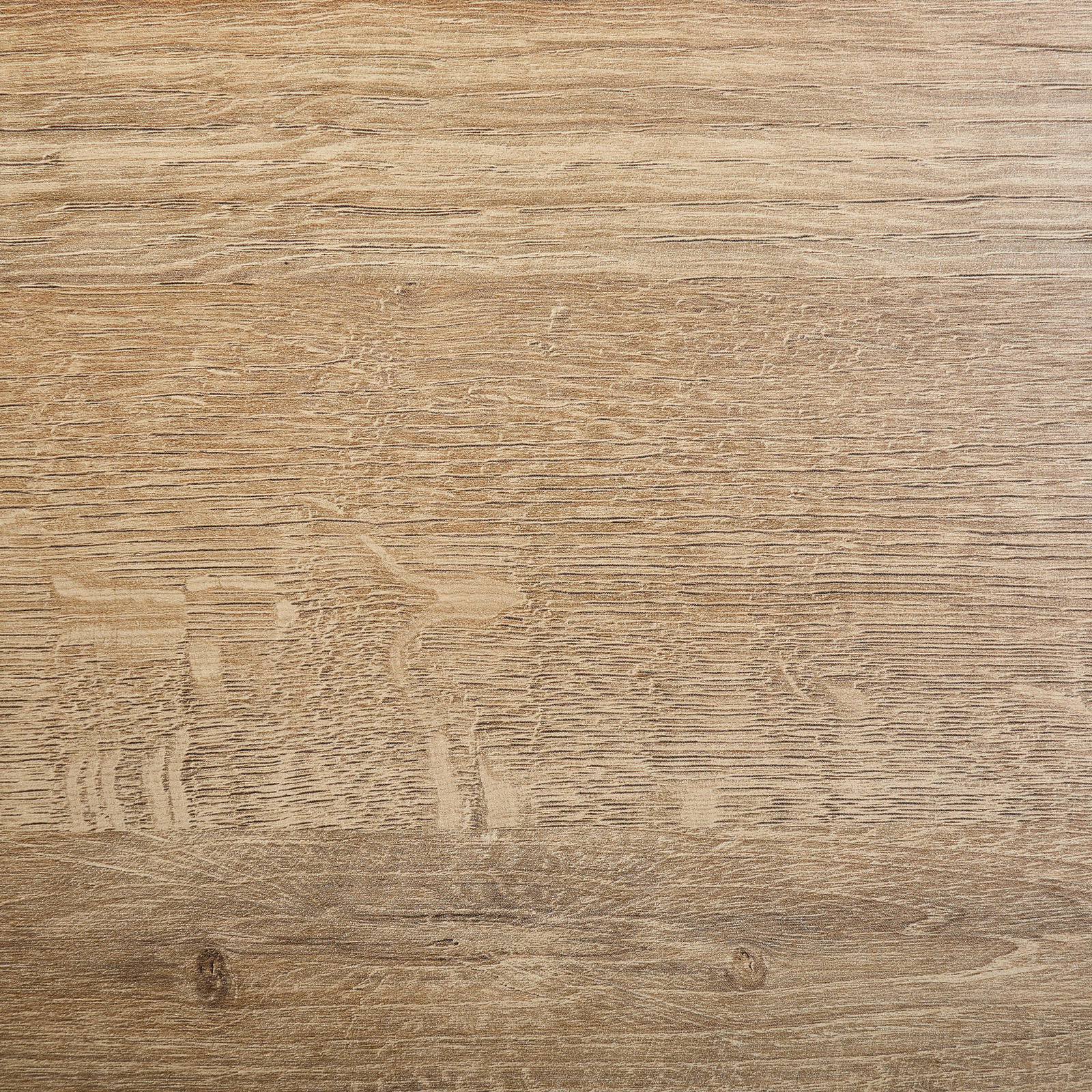 Holzoberfläche in Nahaufnahme, zeigt die natürliche Maserung und Textur des Holzes.