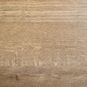 Holzoberfläche in Nahaufnahme, zeigt die natürliche Maserung und Textur des Holzes.