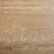 Close-up van een houten oppervlak, waarop de natuurlijke nerf en textuur van het hout te zien zijn.